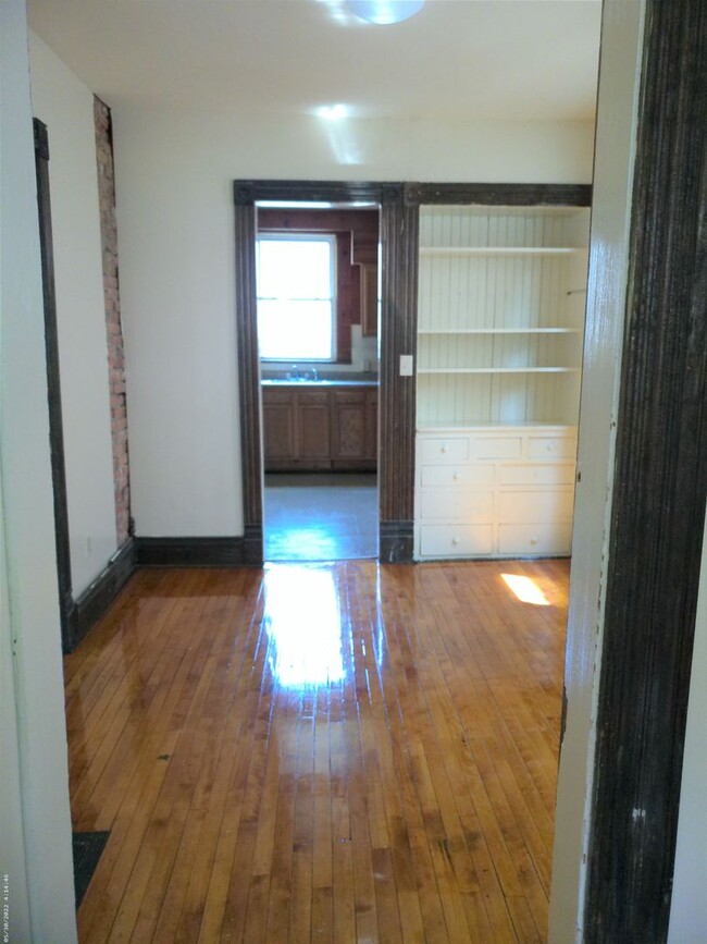 Building Photo - AVAILABLE 6/1/25 - Two Story House With Ha...