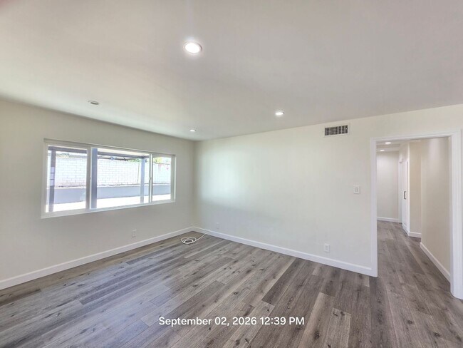 Building Photo - 858 N Darfield Ave