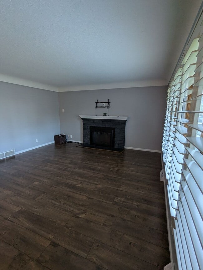 Building Photo - Charming & Spacious Home in the Heart of R...
