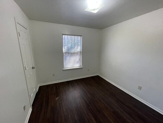 Building Photo - Dallas home over 1200 sqft!