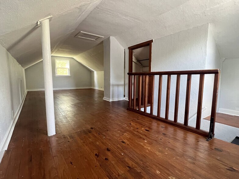 Building Photo - 2021 N Maplewood Ave