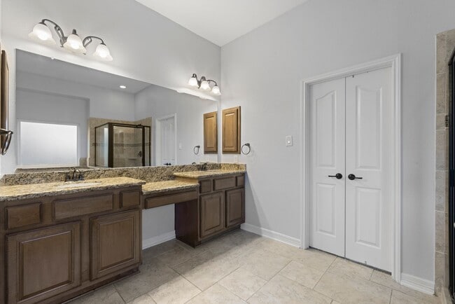 Building Photo - Stunning 4-bed, 4-bath Home in Auburn Lakes community!