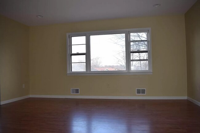 Building Photo - 8 Stratford Cir