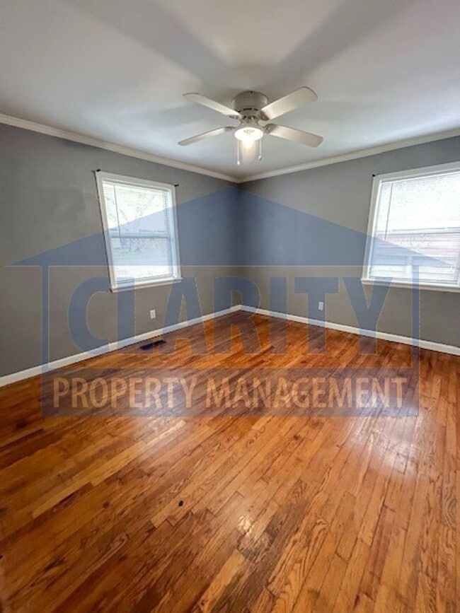 Building Photo - Centrally located 2 bed, two bathroom home!