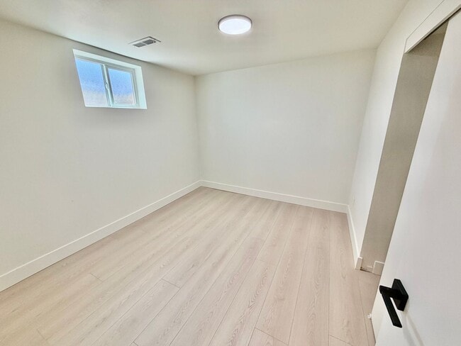 Building Photo - Freshly Remodeled 5bd/2.5bath Home w/ Daylight Basement in Heart of Multnomah Village