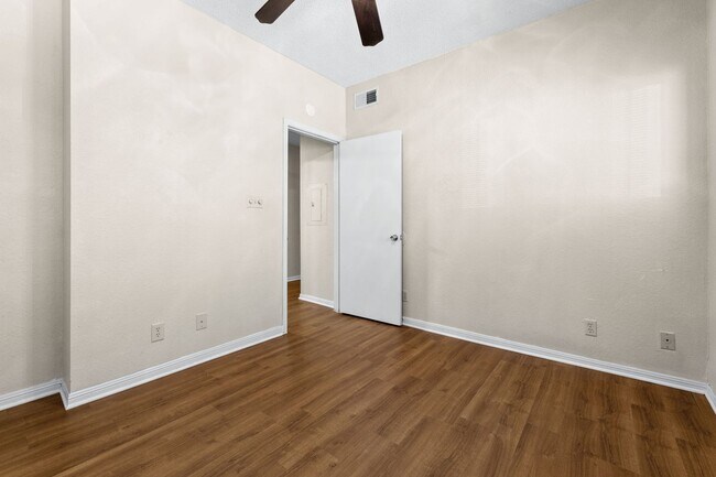 Building Photo - IMMEDIATE MOVE IN: West Campus 2 Bed/2 Bath