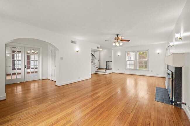Building Photo - 3223 Charleston St
