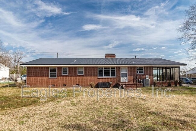 Building Photo - 1614 US Hwy 70 W