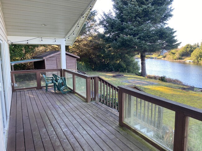 Building Photo - 348 Cockle St SW