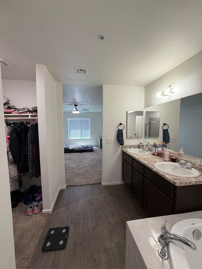 Building Photo - 3 BEDROOM HOME IN DESERT SKY!