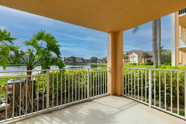 Building Photo - 281 SW Palm Dr