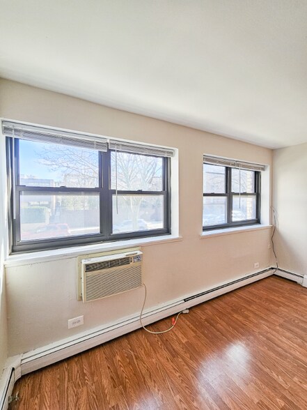 Building Photo - 750 W Cornelia Ave