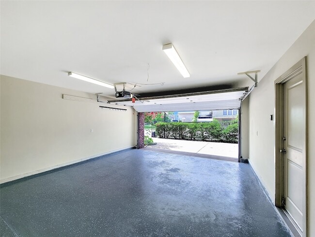 Building Photo - 321 E 20th St