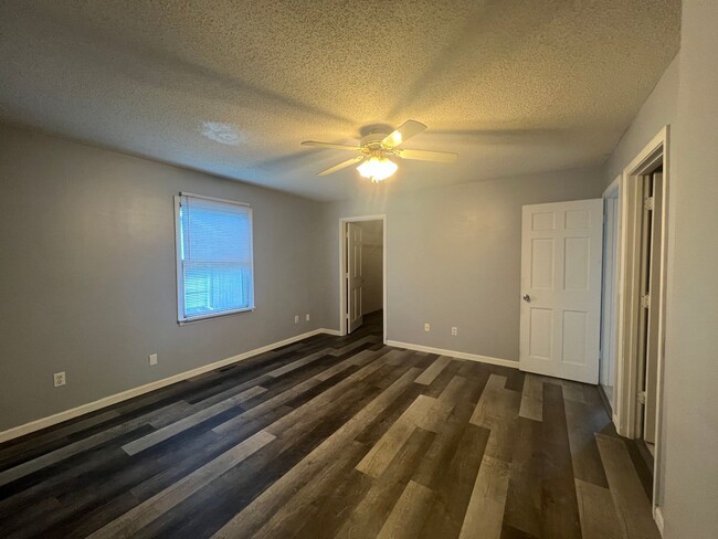 Building Photo - AVAILABLE NOW 3 BEDROOM 2 FULL BATHS PLENT...