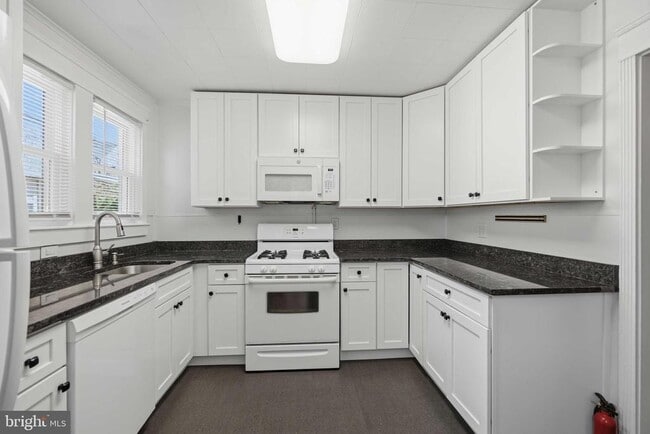 Building Photo - 3323 Tilden St