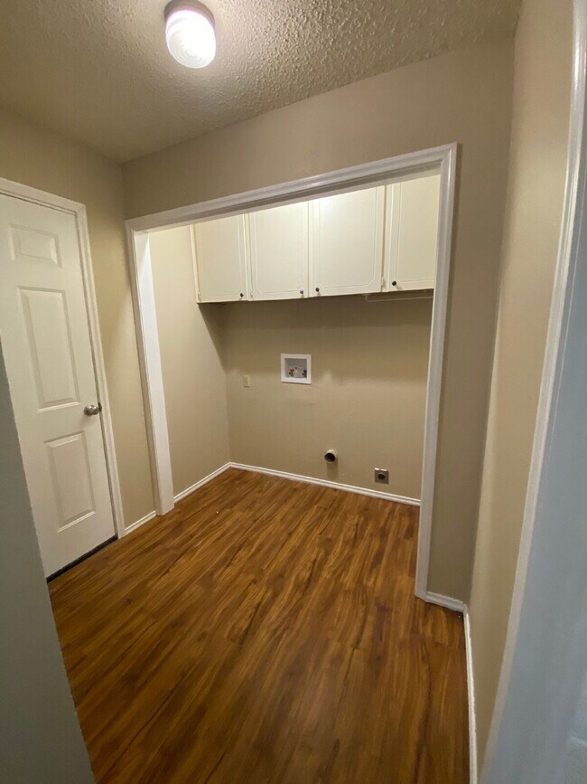 Building Photo - Charming 3-Bedroom Oasis with 2 Full Baths in Prime Lubbock Location - 1547 Sq Ft of Comfort!