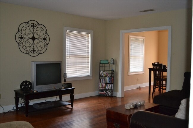 Building Photo - 1610 Ridgewood St