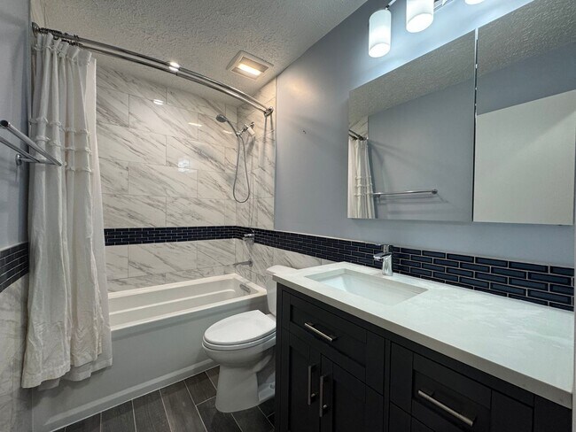 Building Photo - Sun-filled And Spacious 2 Bed 2 Bath Condo...