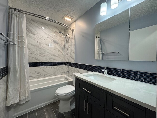 Building Photo - Sun-filled And Spacious 2 Bed 2 Bath Condo With Balcony In Desired Willow Point