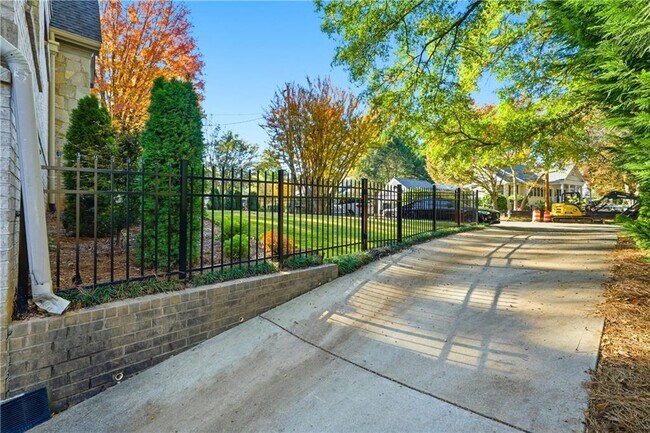 Building Photo - 1295 Cumberland Rd NE