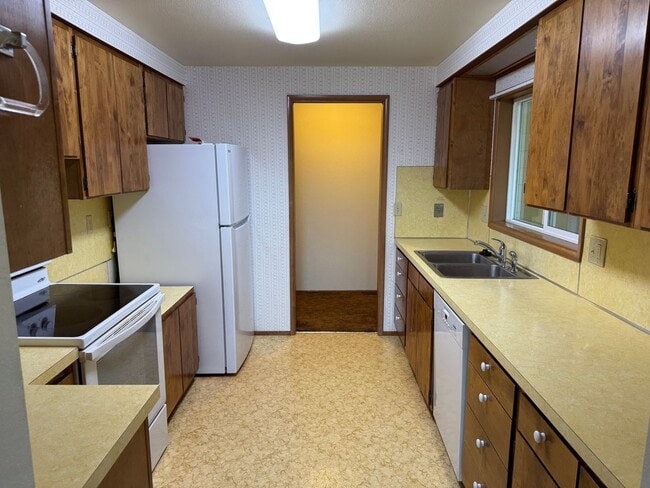 Building Photo - Updated 2 bedroom 1 bathroom house in Eugene!