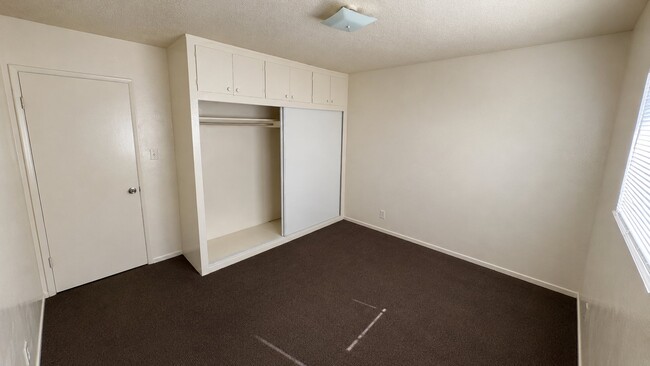 Building Photo - 1433 W 84th Pl