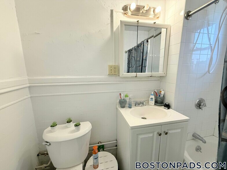 Building Photo - 452 Park Dr