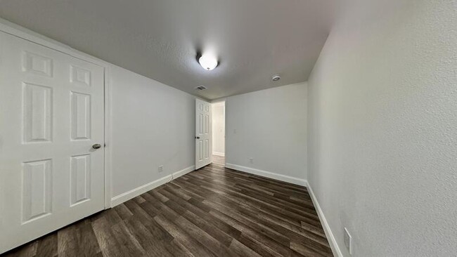Building Photo - 725 14th Ave S