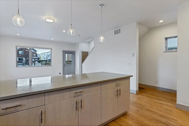 Building Photo - Move In READY!!!   Single family home in s...