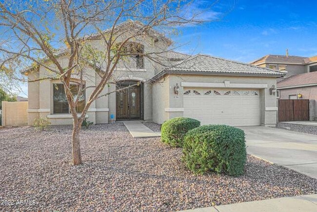 Building Photo - Beautiful 5 bedroom w/pool!