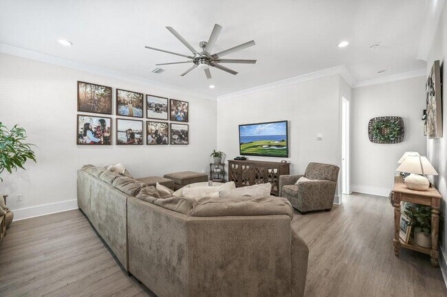 Building Photo - 995 Airport Rd