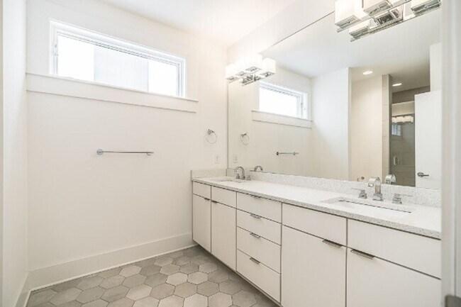 Building Photo - 3BR Germantown Townhome in the Heart of Nashville
