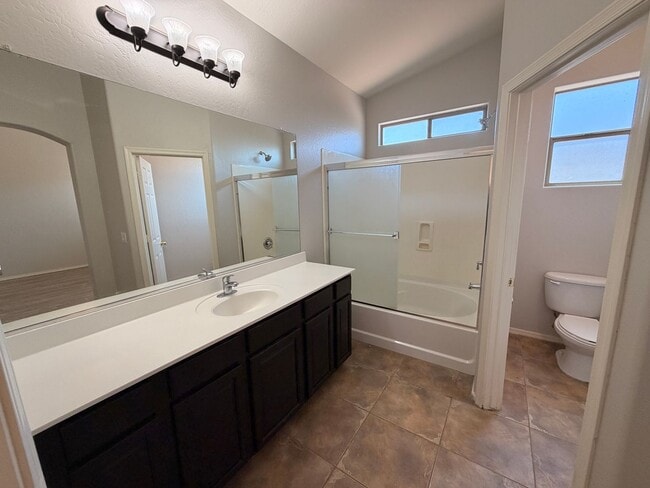 Building Photo - *NEW* Custom Paint/*NO* Carpet 3 BD/2 Bath Spacious Surprise Home!