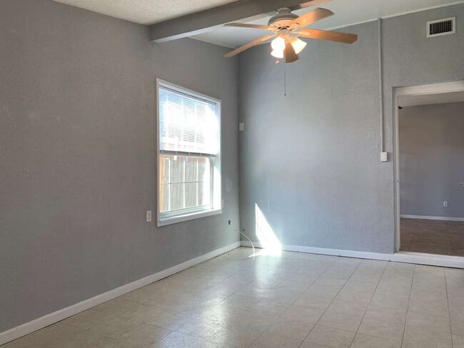 Building Photo - 3 Bedroom 2 Bath Home in Central Gulfport