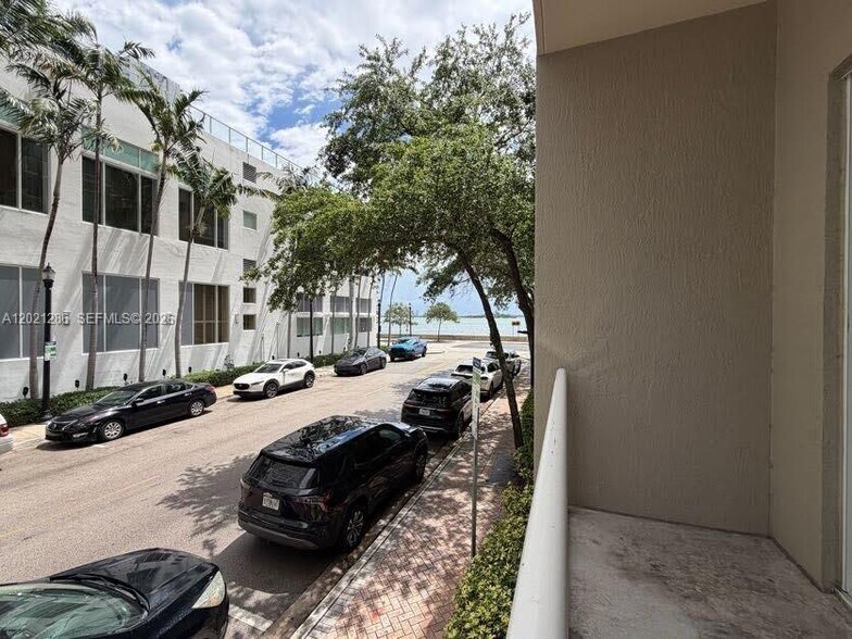 Building Photo - 2000 N Bayshore Dr