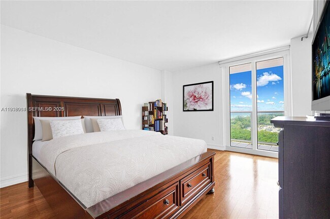 Building Photo - 100 Bayview Dr