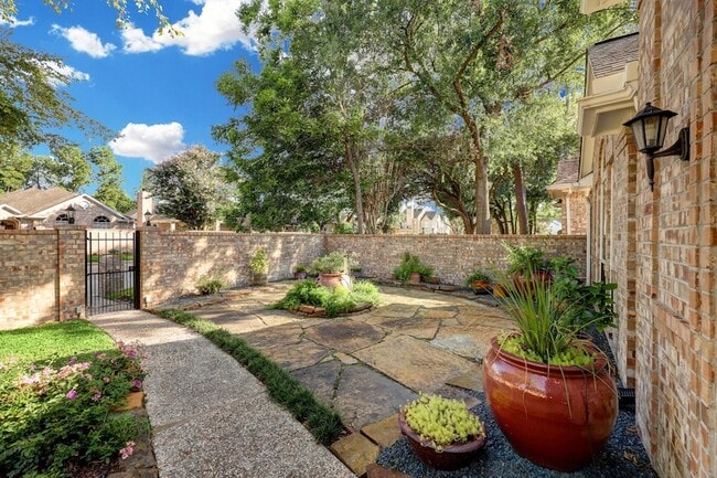 Building Photo - 5022 Coral Gables Dr