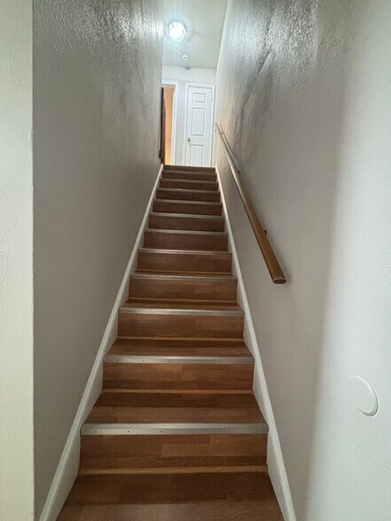 Building Photo - Room in Duplex on Middle St