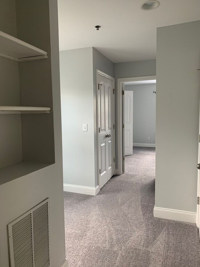 Building Photo - Lovely Eastside Townhome Condo Near Vet School- 3BR/3BATH!