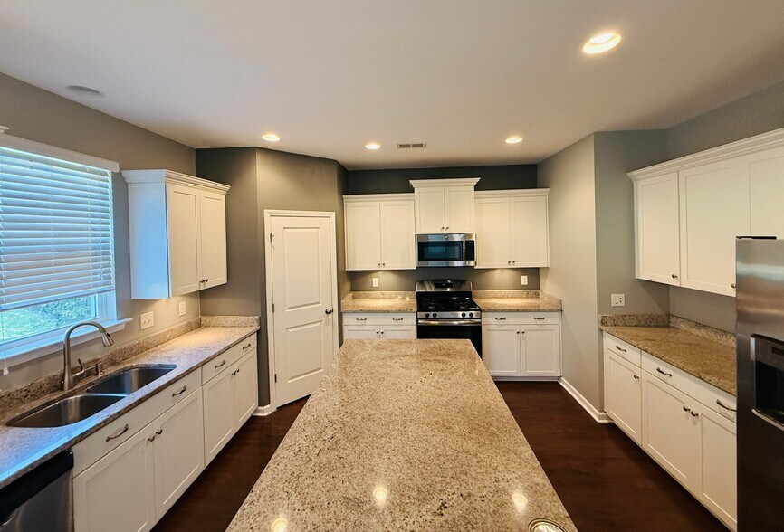 Building Photo - 223 Charter Oaks Dr