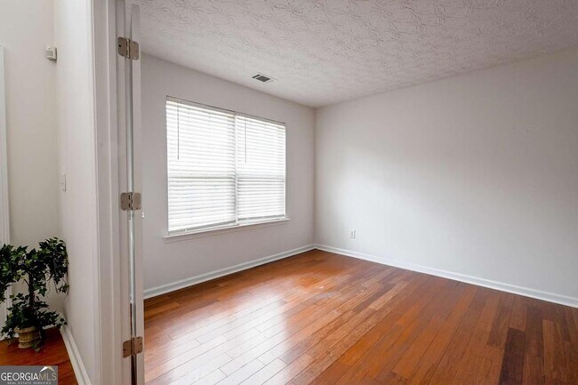 Building Photo - 3998 Oak Crossing Dr NE