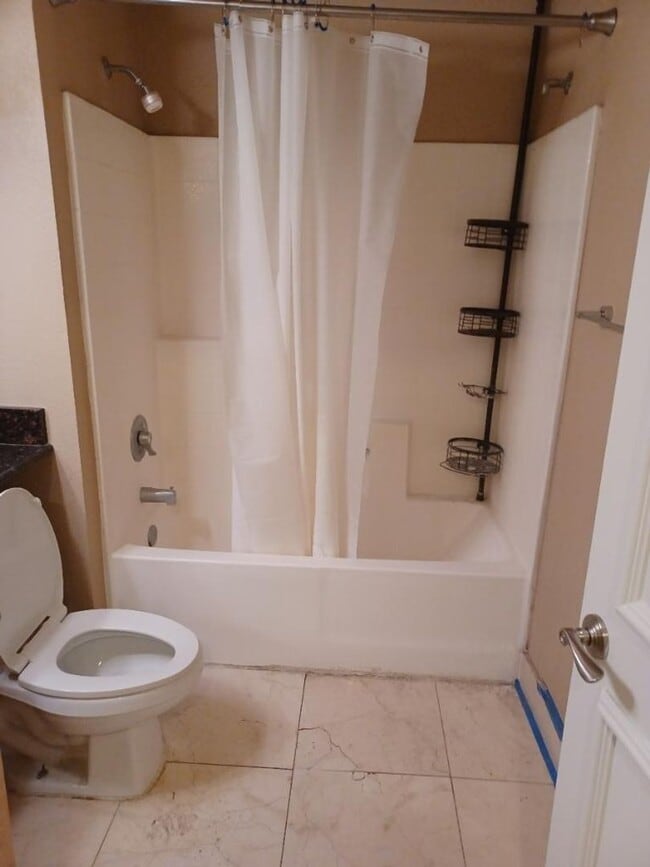 Building Photo - Condo In A Luxurious Community - 1 Bedroom