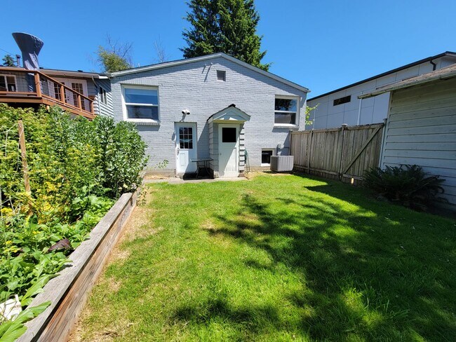 Building Photo - Gorgeous Oasis in Licton Springs Available...