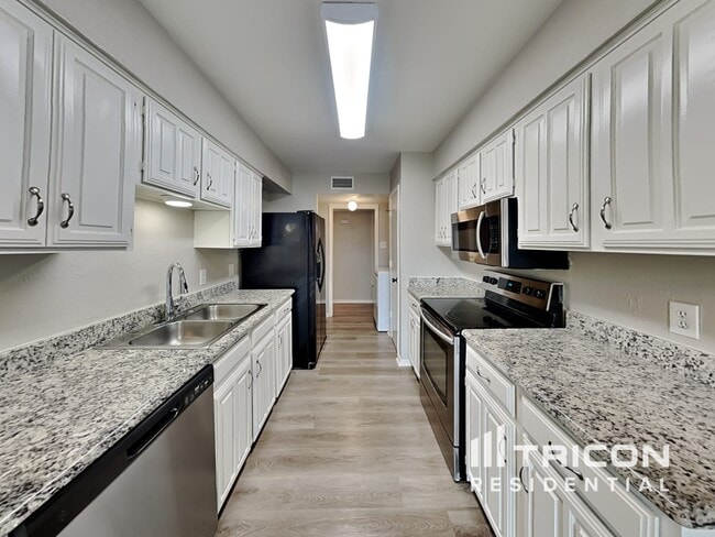 Building Photo - 828 W Embercrest Dr