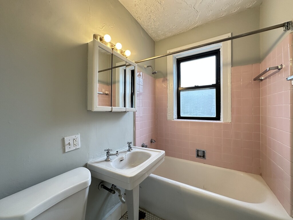 Building Photo - 4532 N Damen Ave