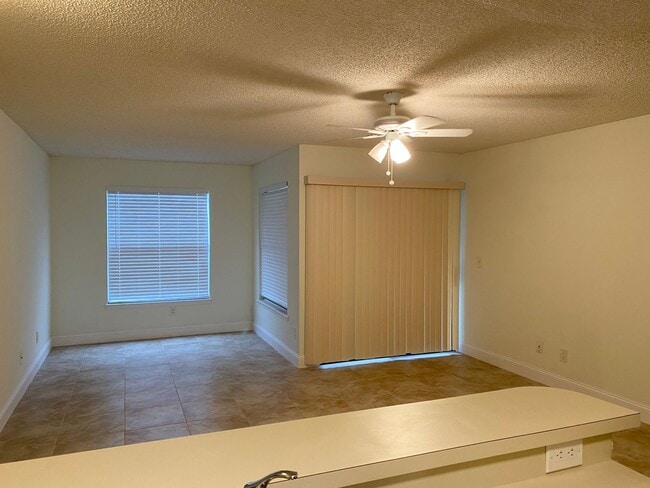 Building Photo - Lush Tropical Condo in North Naples