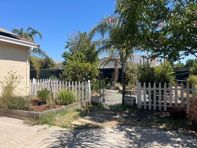 Building Photo - Beautiful home with spacious yard