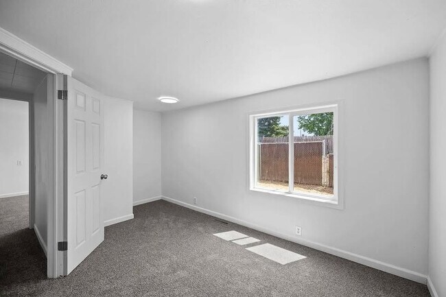 Building Photo - 308 E 7th Ave