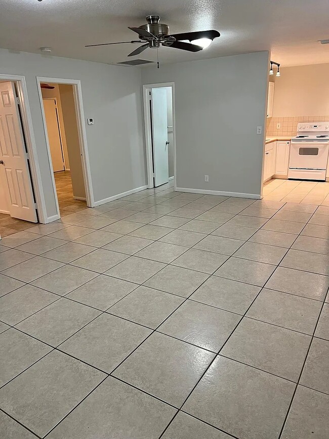 Building Photo - 552 Holly Dr