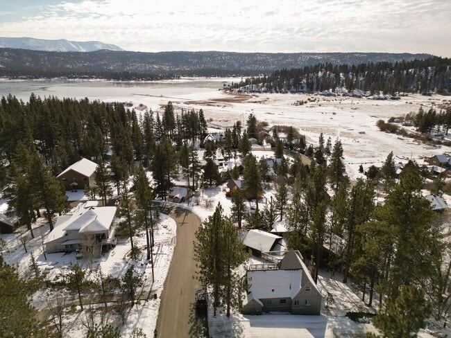 Building Photo - Lake-View 4BR Cabin with Dual Decks in Faw...